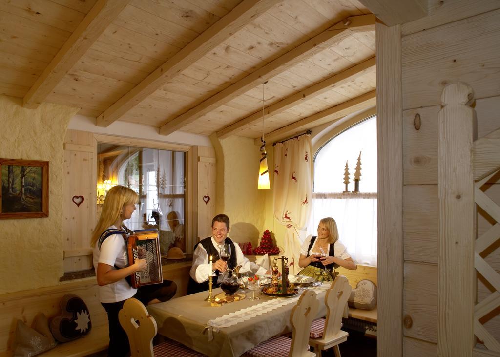 Hotel "Zum Ritter" Tannheim Restaurang bild