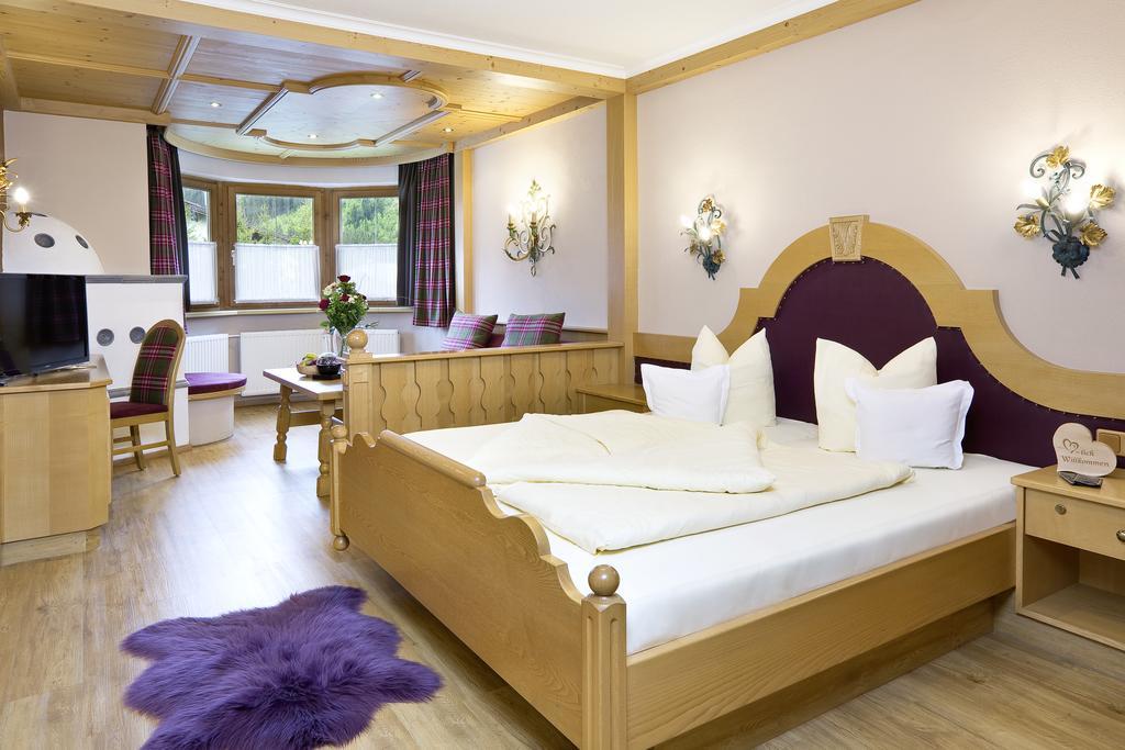 Hotel "Zum Ritter" Tannheim Exteriör bild